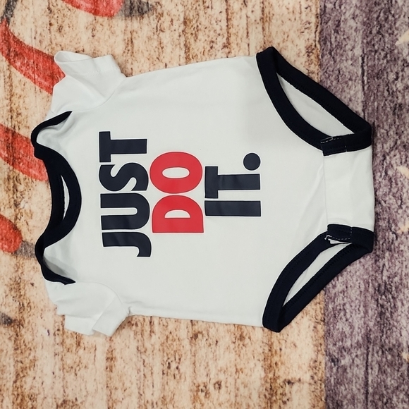 Bundle Nike onesies - Picture 8 of 9